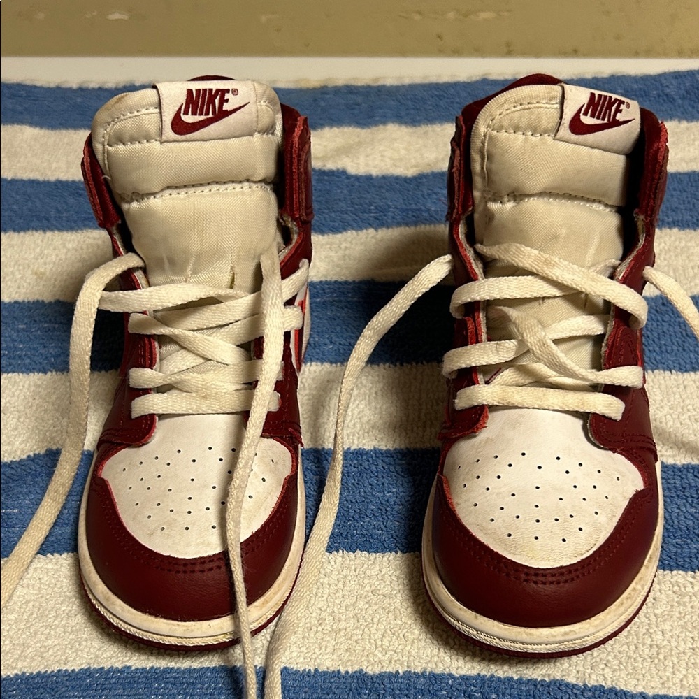 Nike Kids Sneakers in maroon and white